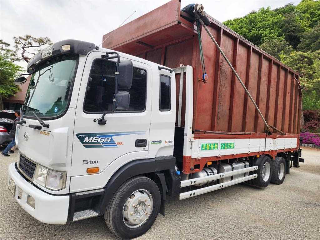 현대 메가트럭 5톤 7미터 앞축 집게차 2018년식 주행 371,271km 중고 화물차 상세 이미지 3