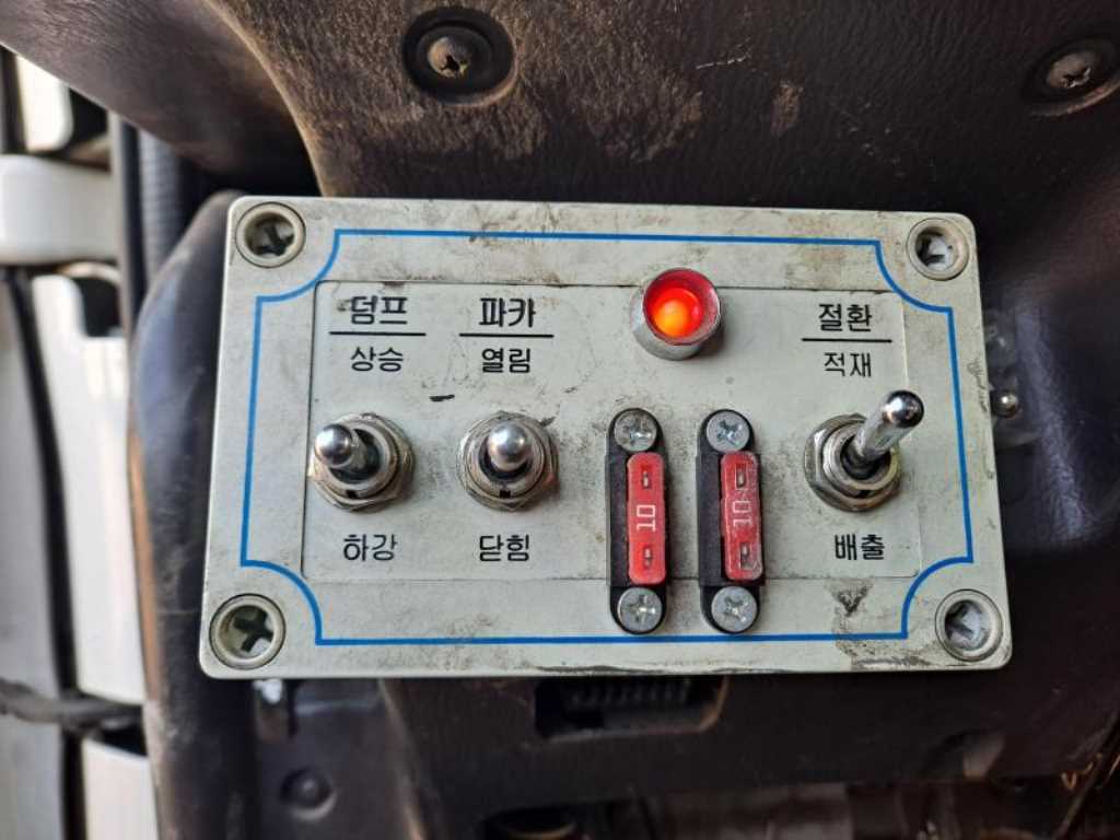 현대 메가트럭 5톤 압착식 진개차 2018년식 주행 231,704km 중고 화물차 상세 이미지 17