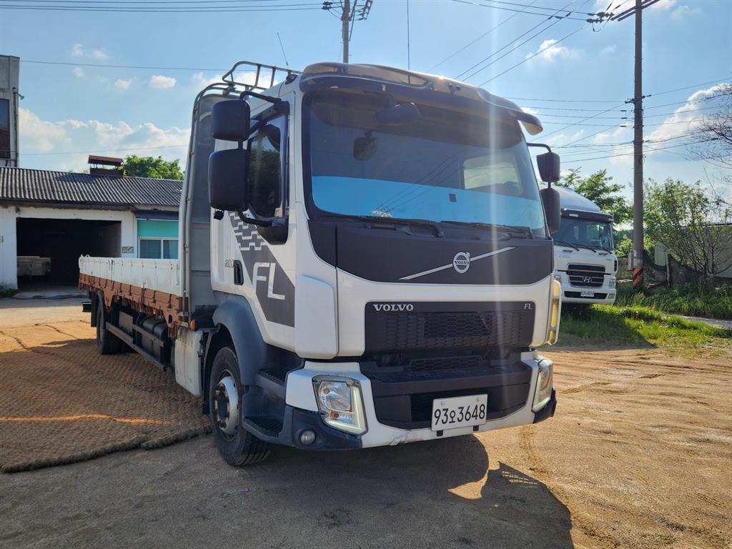 볼보 4.5톤 카고 중고 트럭 2017년식 주행 415,357km 상세 이미지 3