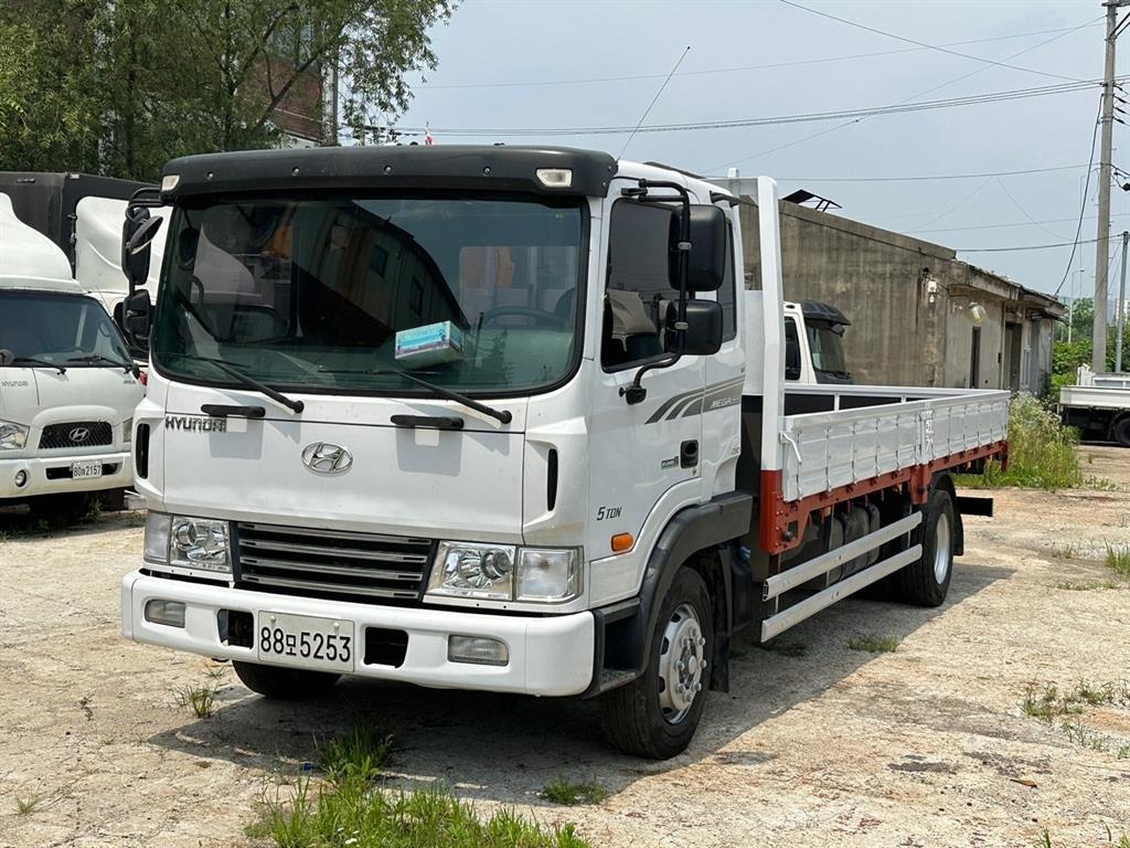 현대 메가트럭 5톤 초장축 카고 2015년식 주행 284,107km 중고 트럭 대표 이미지