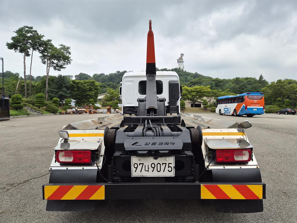 현대 파비스 7.5톤 후축 쓰리축 암롤 2023년식 주행 135,563km 중고 화물차 상세 이미지 4