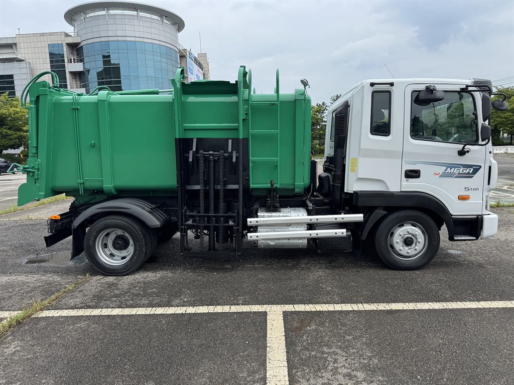 5톤 음식물처리차 동양 7800kg 인증 덤프식 2016년식 주행 204,928km 중고 화물차 음식물차 상세 이미지 4