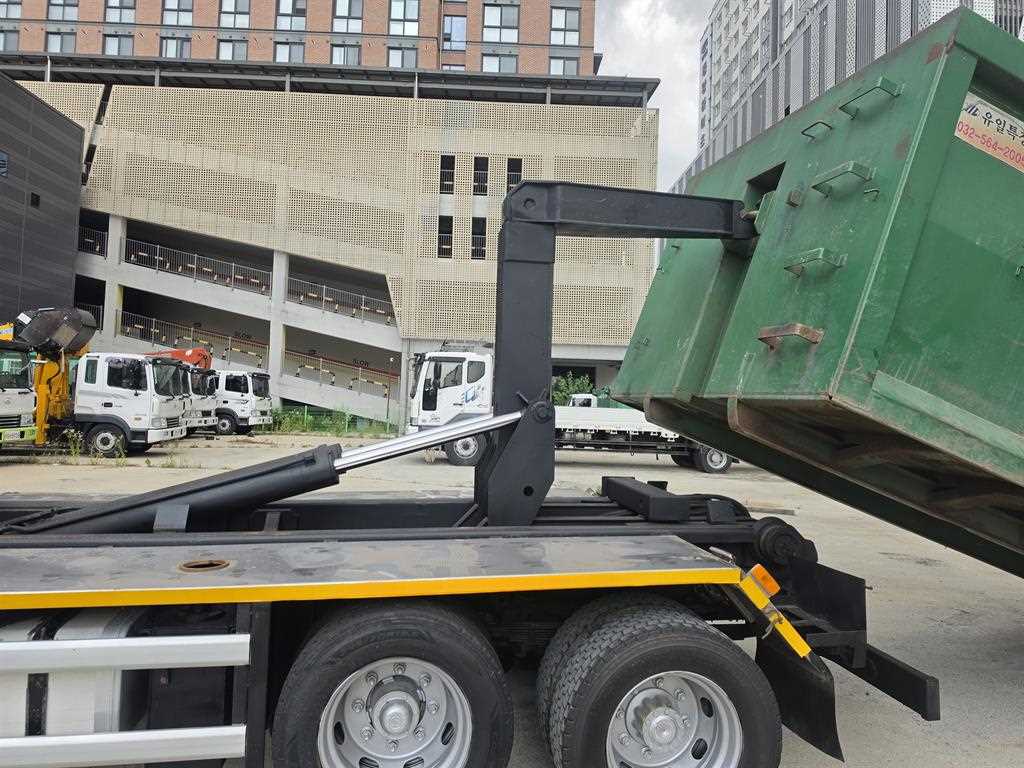 현대 메가트럭 5톤 쓰리축 암롤트럭 2019년식 주행 312,075km 중고 화물차 상세 이미지 8