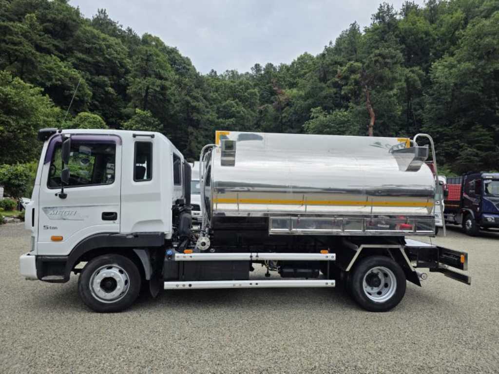 2017년식 주행 106,674km 5톤 8,900L 스텐탱크 살수차 중고 화물차 상세 이미지 8