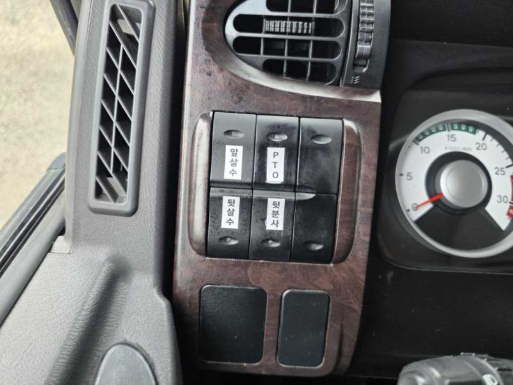 2017년식 주행 106,674km 5톤 8,900L 스텐탱크 살수차 중고 화물차 상세 이미지 17