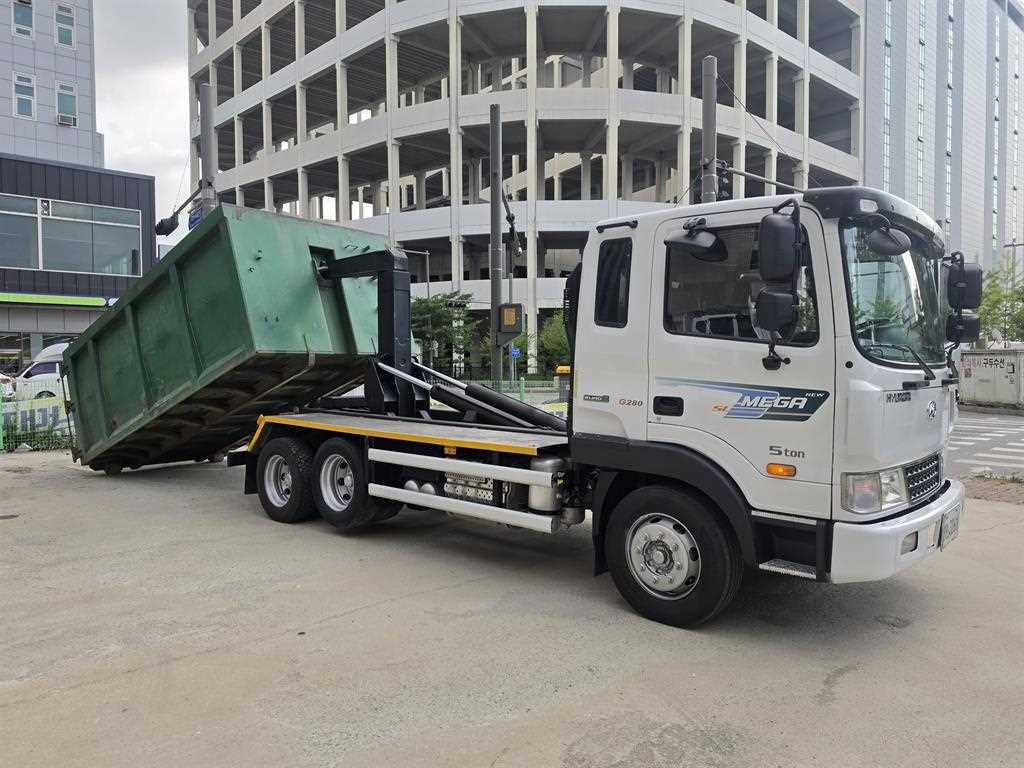 현대 메가트럭 5톤 쓰리축 암롤트럭 2019년식 주행 312,075km 중고 화물차 상세 이미지 5