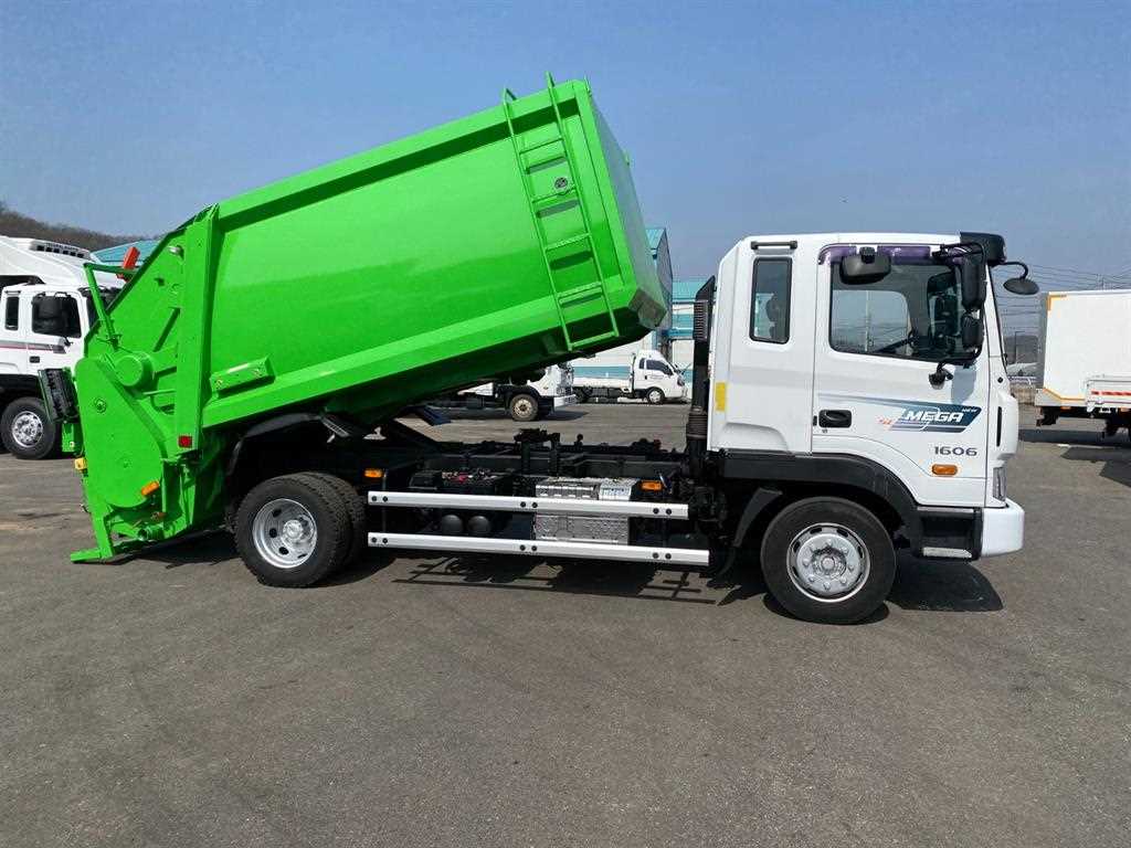 현대 메가트럭 5톤 압착식 진개차 2018년식 주행 179,964km 중고 화물차 상세 이미지 9