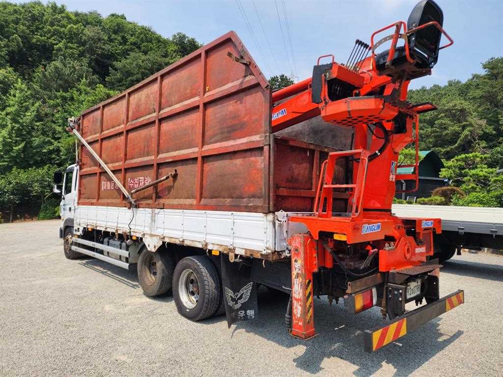 현대 메가트럭 5톤 7.4m 앞축 집게차 2018년식 주행 358,026km 중고 화물차 상세 이미지 6