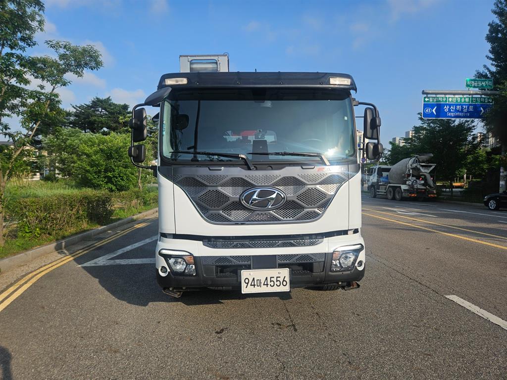 2톤 카고크레인 2023년식 주행 3,527km 중고 화물차 상세 이미지 3