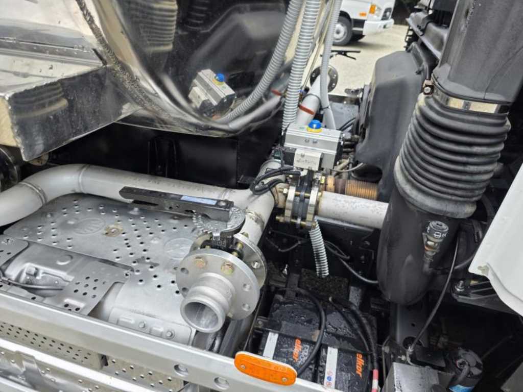 2017년식 주행 106,674km 5톤 8,900L 스텐탱크 살수차 중고 화물차 상세 이미지 12