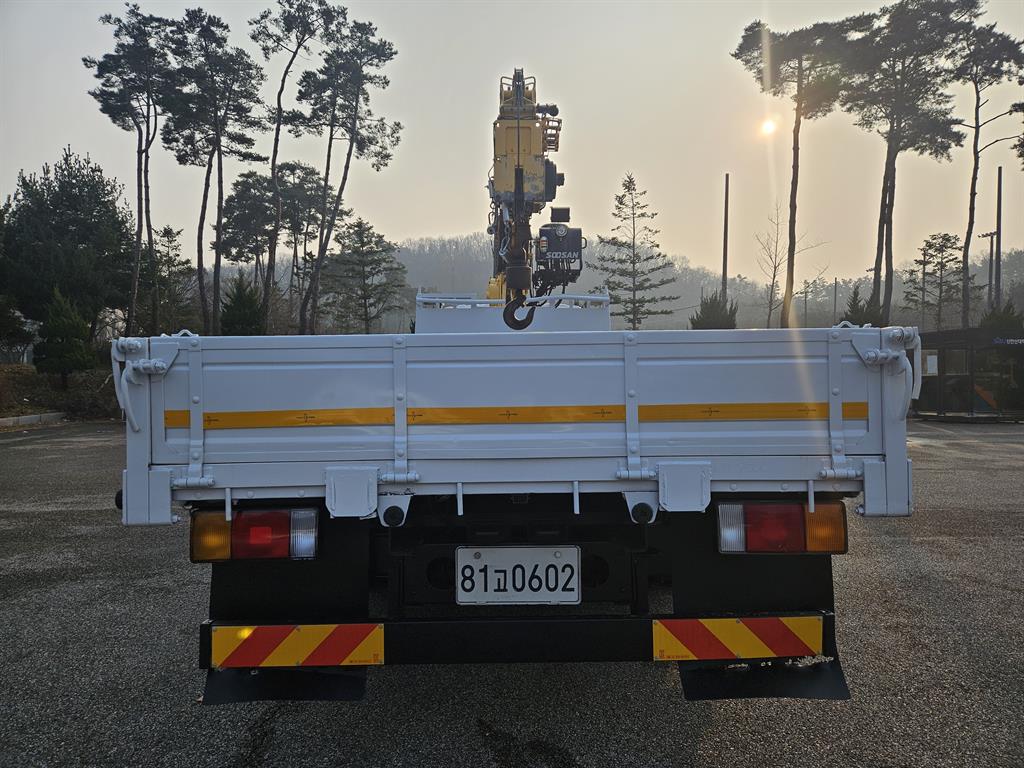 현대 메가트럭 7.5톤 카고크레인 수산887 2020년식 주행 20,301km 중고 화물차 상세 이미지 4