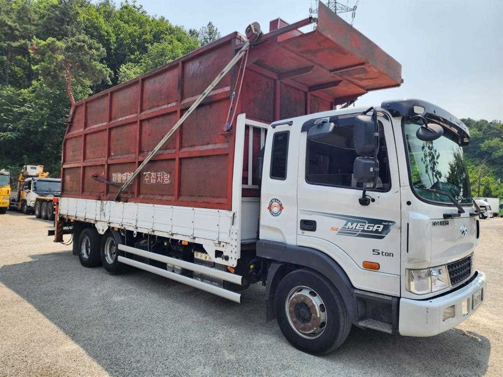현대 메가트럭 5톤 7.4m 앞축 집게차 2018년식 주행 358,026km 중고 화물차 상세 이미지 3