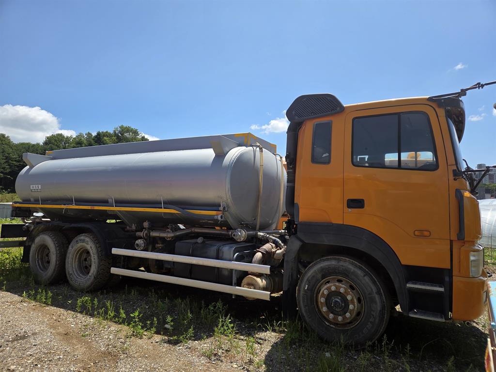 16톤 16,000L 알루미늄탱크 살수차 2007년식 주행 100,000km 중고 화물차 상세 이미지 2
