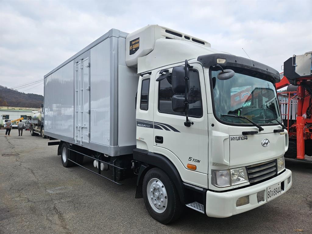 현대 메가트럭 4.5톤 써브 냉동탑 2012년식 주행 590,000km 중고 화물차 대표 이미지