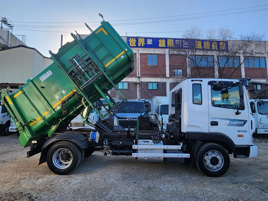 현대 메가트럭 8톤 덤프형 음식물차 2019년식 중고 화물차 2019-10 주행 215,913km 상세 이미지 8