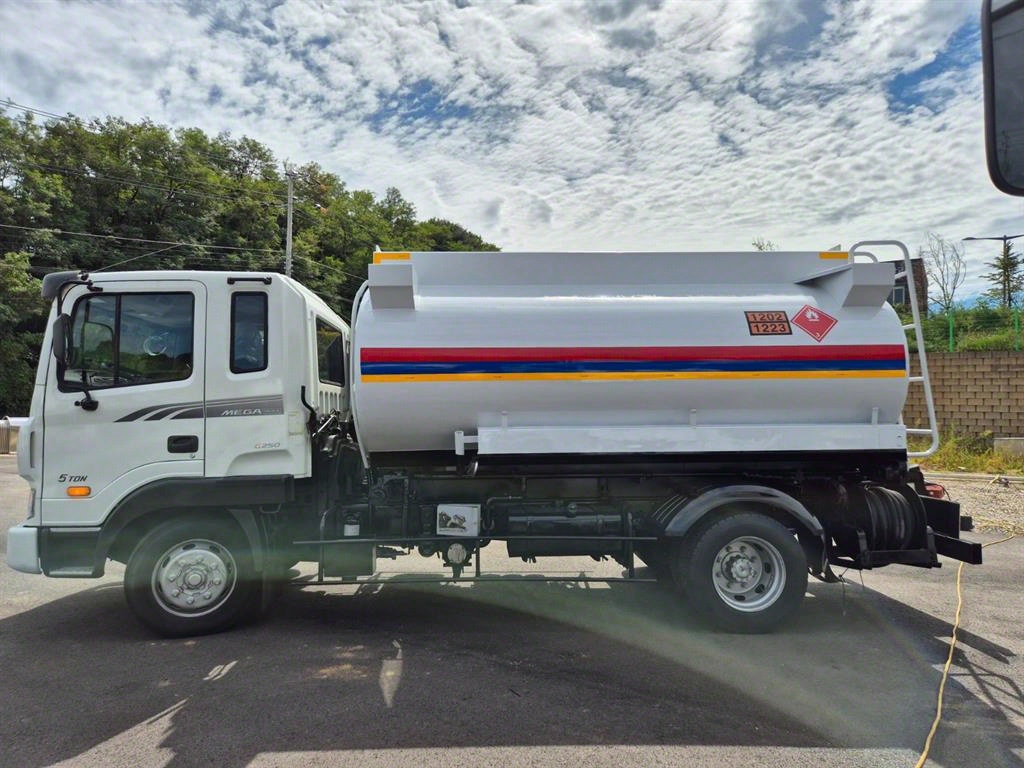 현대 메가트럭 5톤 10000리터 탱크로리 중고 화물차 홈/탱크로리 2011 주행 149,000km 상세 이미지 6