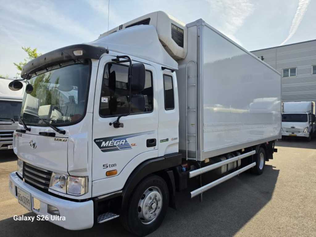 현대 메가트럭 5톤 냉동탑 2017년식 주행 588,577km 중고 화물차 상세 이미지 3