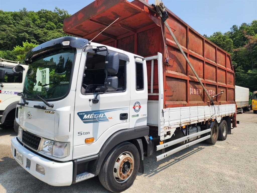 현대 메가트럭 5톤 7.4m 앞축 집게차 2018년식 주행 358,026km 중고 화물차 대표 이미지
